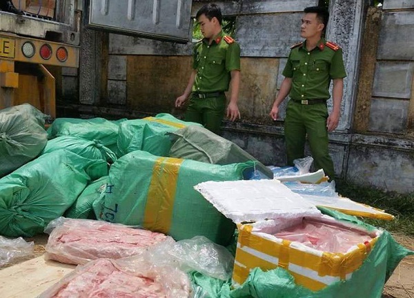 Hà Tĩnh: Bắt gần 5 tấn thịt, nội tạng bốc mùi hôi thối trên đường vào Nam tiêu thụ