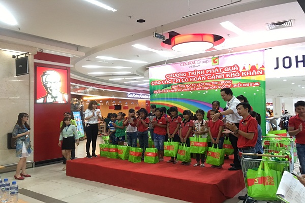 Central Group Việt Nam và Big C tặng 3.600 phần quà cho trẻ em dịp Quốc tế thiếu nhi 1-6 - Hình 1