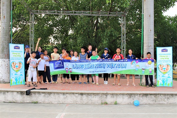 LOCK&LOCK vui Tết Thiếu nhi cùng trẻ em nhiễm chất độc màu da cam