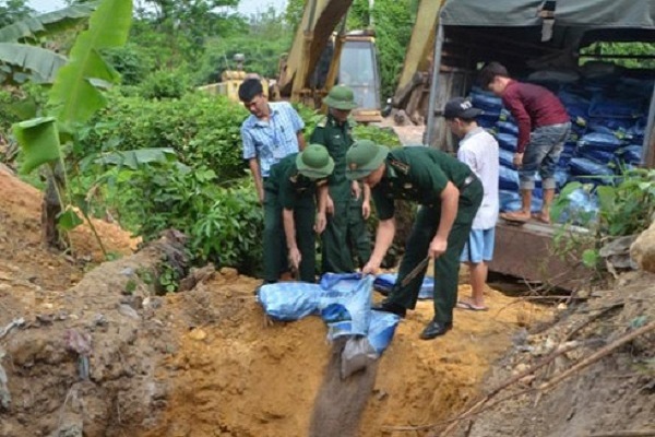 Quảng Ninh: Tiêu hủy 4 tấn thức ăn nuôi tôm không rõ nguồn gốc, xuất xứ - Hình 1