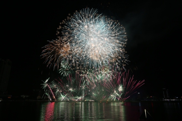 Lễ hội Pháo hoa Đà Nẵng 2017: Khán giả phấn khích đến phút cuối cùng trong đêm Thủy