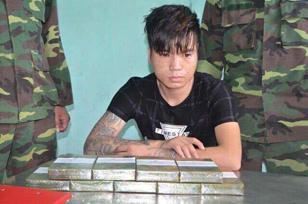 Vượt biên sang Trung Quốc giao hàng: Nam thanh niên mang 9 bánh heroin bị bắt - Hình 1