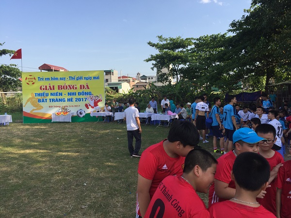 Sôi động Giải Bóng đá thiếu niên - nhi đồng Bát Tràng hè 2017 - Hình 2