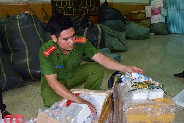 Thừa Thiên Huế: Liên tục bắt giữ xe khách chở hàng giả - Hình 1