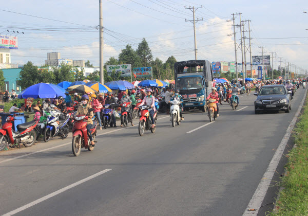 Vĩnh Long: Bát nháo trước cổng khu công nghiệp Hòa Phú