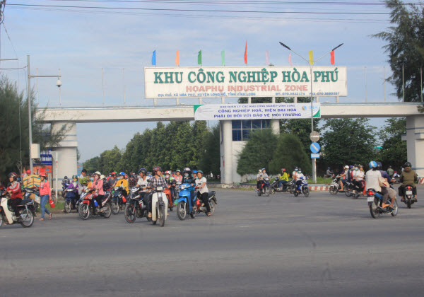 Vĩnh Long: Bát nháo trước cổng khu công nghiệp Hòa Phú - Hình 1