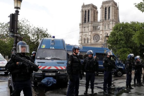 Cảnh sát nổ súng bắn nghi phạm dùng búa tấn công tại Nhà thờ Đức Bà Paris - Hình 1