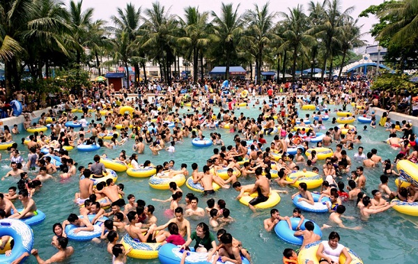 Tắm bể bơi: Nên cẩn trọng