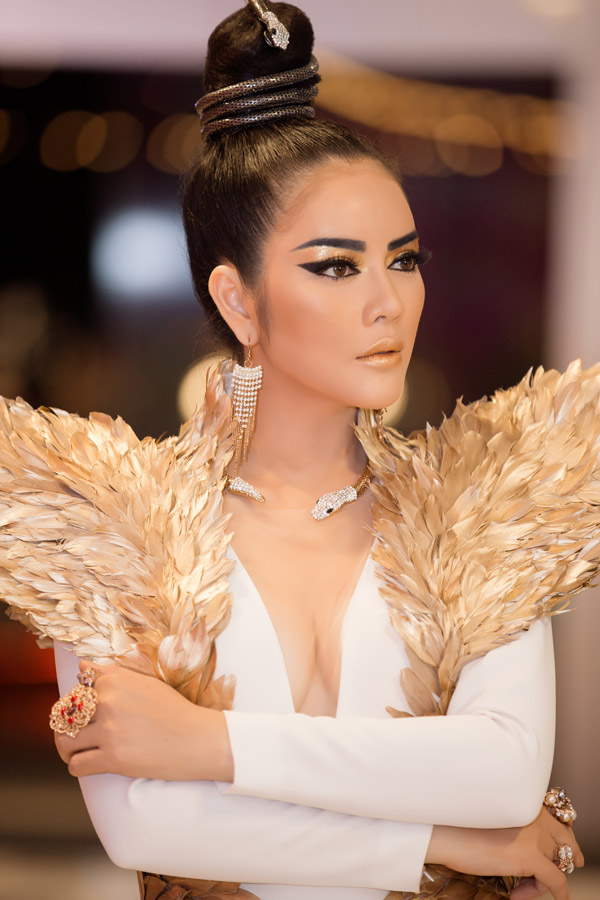 Lý Nhã Kỳ “hút hồn” bởi thần thái tựa Nữ hoàng Ai Cập