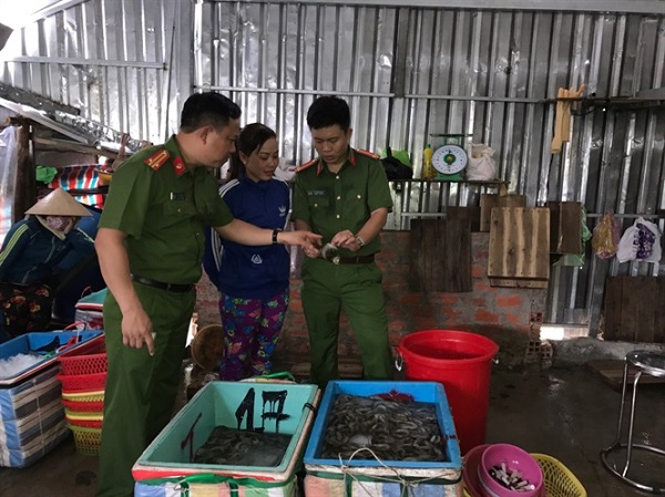 Bạc Liêu: Bắt quả tang 2 hộ kinh doanh đang bơm tạp chất vào tôm