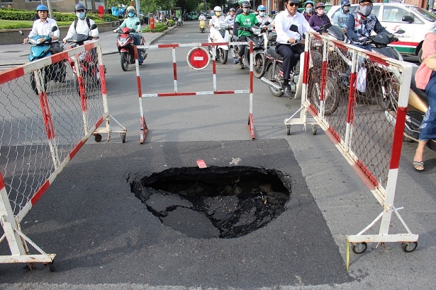 Xuất hiện “hố tử thần” ở trung tâm Sài Gòn