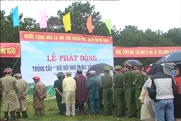 TP. Pleiku (Gia Lai): Gần 800 người đội mưa trồng cây “Đời đời nhớ ơn Bác Hồ” - Hình 3