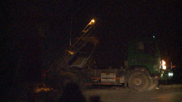 Vụ đổ trộm đất thải ra đê sông Hồng: Công an tỉnh Hưng Yên tiếp tục… “né” báo chí?