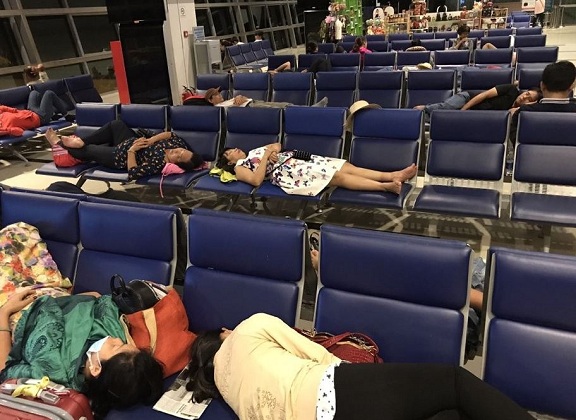 Hãng hàng không VietJet Air hoãn chuyến hơn 5 giờ, khách mệt mỏi nằm chờ - Hình 1