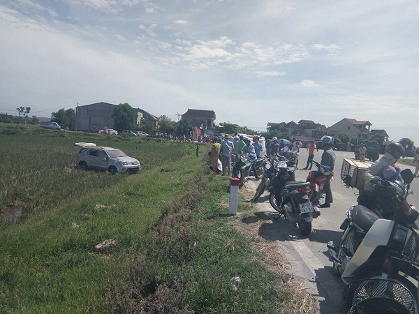 Hà Tĩnh: Bị truy đuổi, xe vi phạm chèn xe CSGT lật nhào trên quốc lộ - Hình 1