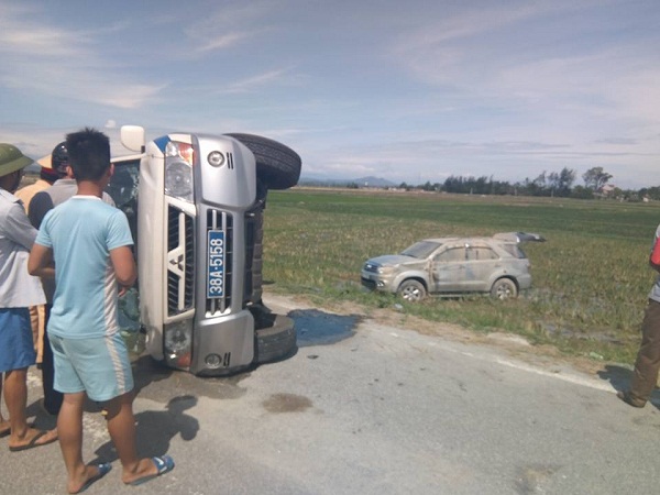 Hà Tĩnh: Bị truy đuổi, xe vi phạm chèn xe CSGT lật nhào trên quốc lộ - Hình 2