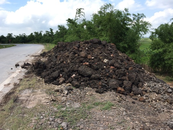 Vụ đổ trộm đất thải ra đê sông Hồng: Sở có "phớt lờ" chỉ đạo của Bộ?