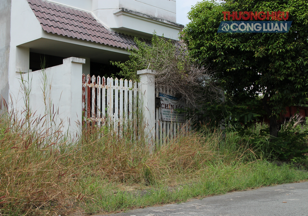 Biệt thự tiền tỷ để cỏ mọc ở khu dân cư Khang An