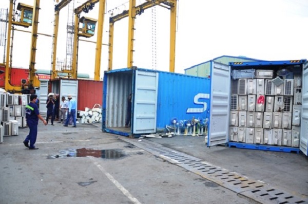 Bắt giữ 3 container chứa 600 bộ máy lạnh nhập lậu về Việt Nam - Hình 1