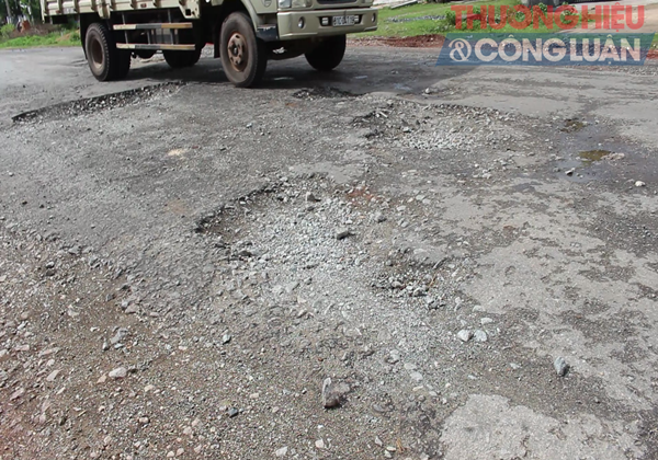 Những hố “tử thần” trên quốc lộ 19