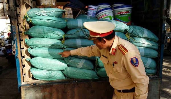 Đà Nẵng: Bắt giữ xe tải chở bột ngọt có in chữ Trung Quốc