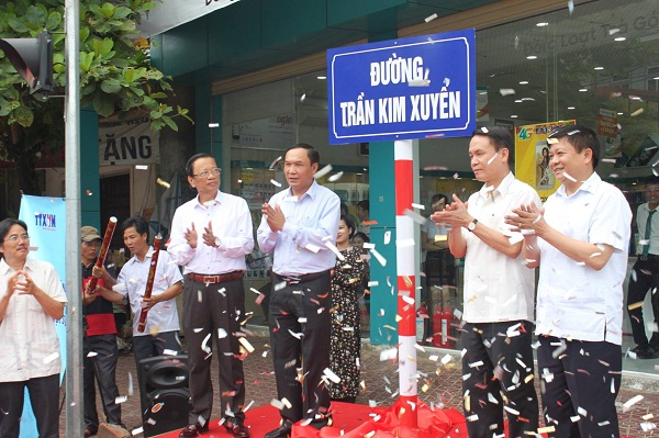 Hà Tĩnh: Tổ chức lễ gắn biển tên đường Trần Kim Xuyến - Hình 2