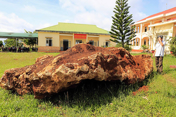Lâm Đồng: Bàn giao tảng đá “bán quý” nặng 20 tấn cho chủ nhân mới
