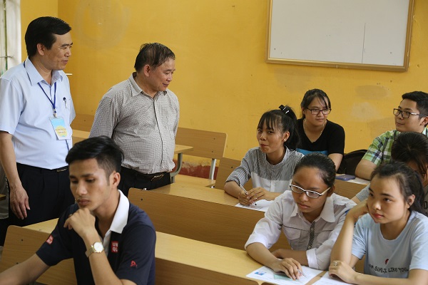 Thứ trưởng Bộ GD&ĐT Bùi Văn Ga: Kiểm tra công tác tổ chức thi tại Phú Thọ - Hình 5