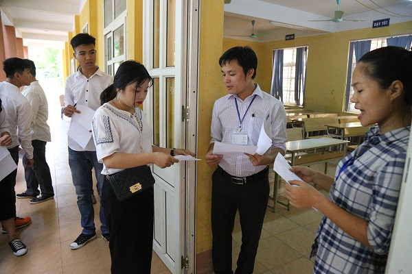 Thứ trưởng Bộ GD&ĐT Bùi Văn Ga: Kiểm tra công tác tổ chức thi tại Phú Thọ - Hình 4