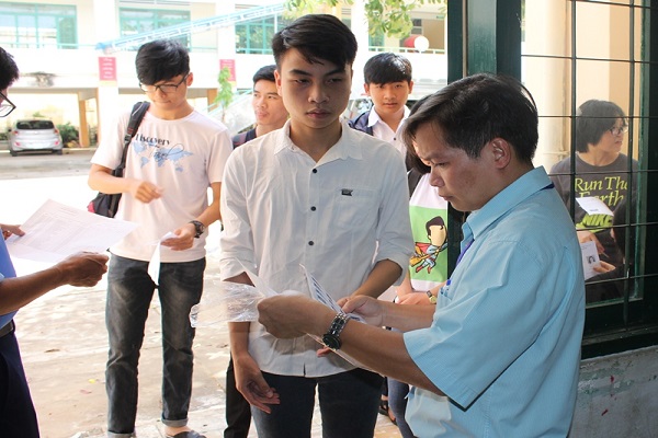 Gia Lai: Các “sỹ tử” tự tin bước vào môn thi đầu tiên