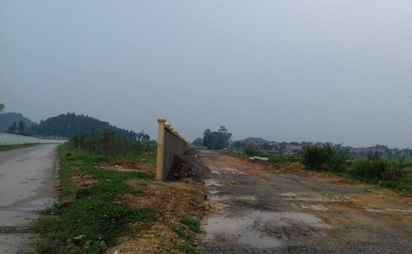 Huyện Sóc Sơn (Hà Nội): Ruộng đồng có nguy cơ “chết khát” vì bức tường sân Golf? - Hình 1