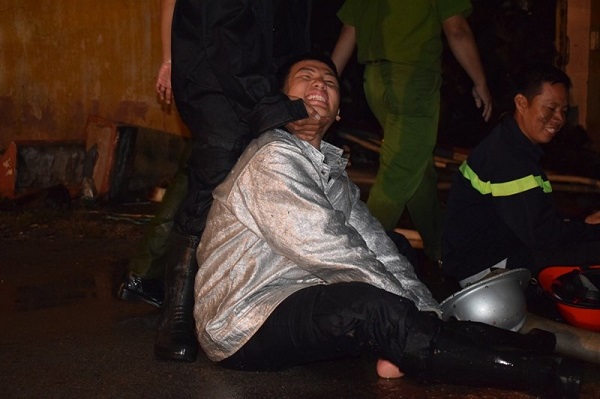 Cả đêm chữa cháy, chàng lính cứu hỏa vẫn tới trường thi đúng giờ