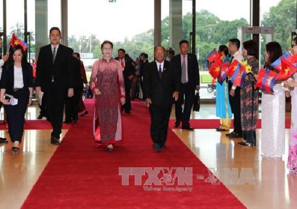 Chủ tịch Quốc hội đón, hội đàm với Chủ tịch Quốc hội Vương quốc Campuchia - Hình 1