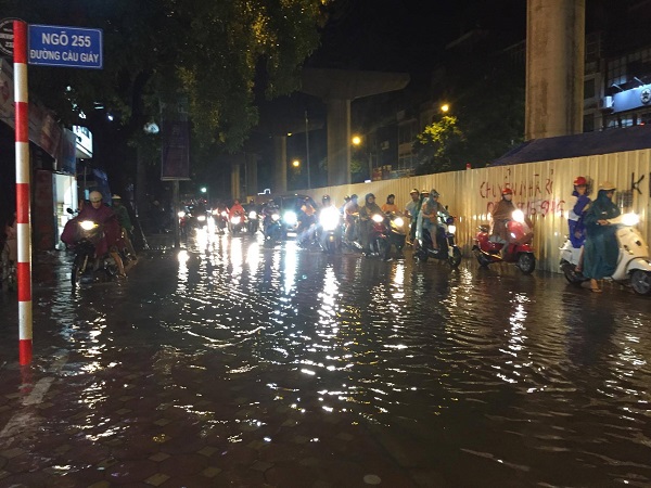Sau mưa, đường Cầu Giấy nước ngập như sông