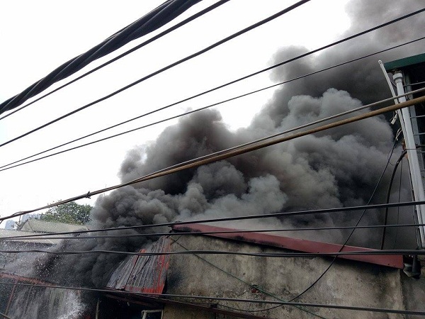 Hà Nội: Cháy lớn tại xưởng tái chế nhựa ở Triều Khúc - Hình 1