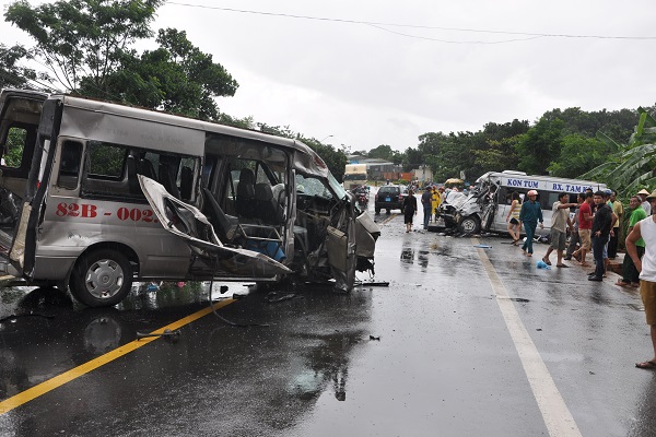 Kon Tum: Hai xe khách tông trực diện khiến 14 người thương vong - Hình 1