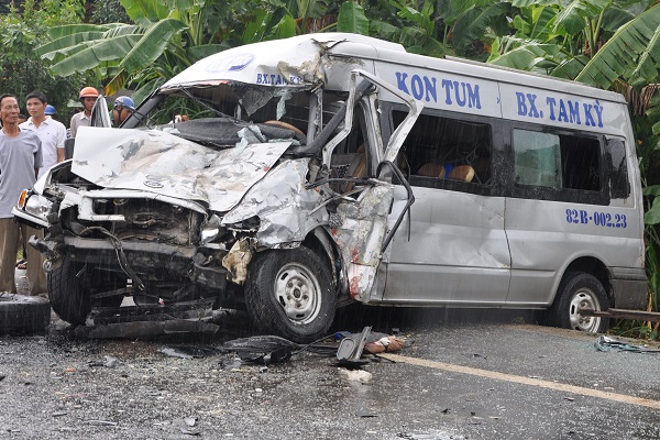 Kon Tum: Hai xe khách tông trực diện khiến 14 người thương vong - Hình 3