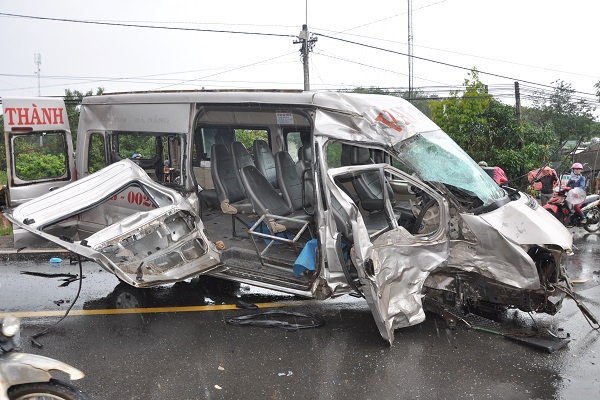 Kon Tum: Hai xe khách tông trực diện khiến 14 người thương vong - Hình 2