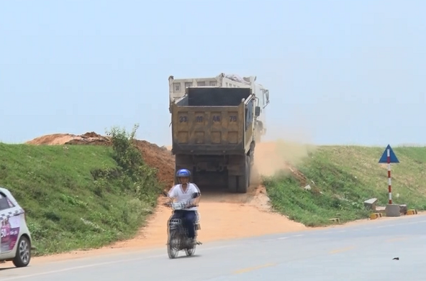 Phú Thọ: Đường dân sinh “oằn mình” gánh xe tải trốn trạm thu phí - Hình 7