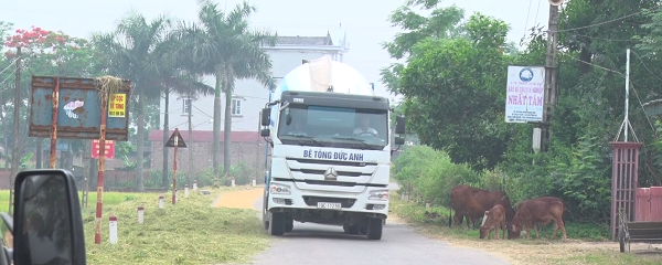 Phú Thọ: Đường dân sinh “oằn mình” gánh xe tải trốn trạm thu phí - Hình 1