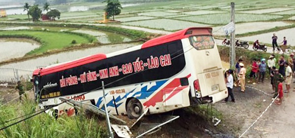 Xe khách lao khỏi đường cao tốc khiến 1 người chết, nhiều người bị thương