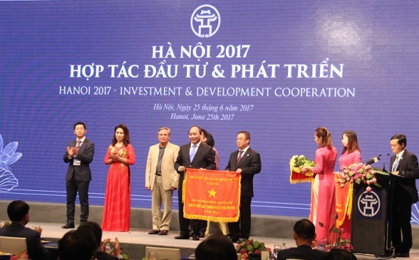 Eurowindow nhận Cờ thi đua của Thủ tướng Chính phủ