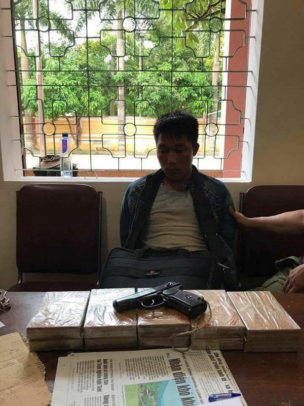 Nghệ An: Bắt đối tượng vận chuyển 10 bành heroin kèm theo một khẩu súng K59