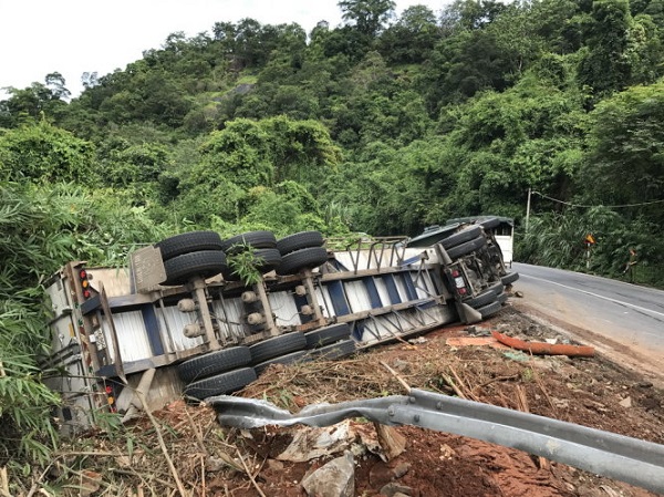 Lâm Đồng: Xe container lật tại đèo Bảo Lộc, tài xế bị thương nặng