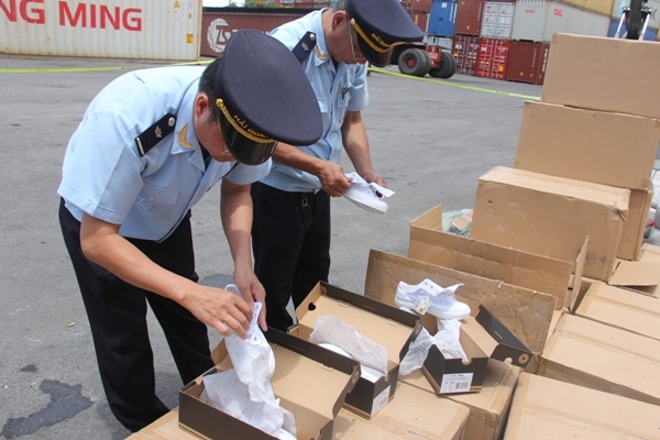 Hải Phòng: Bắt giữ lô hàng lậu khủng quá cảnh từ Trung Quốc - Hình 1