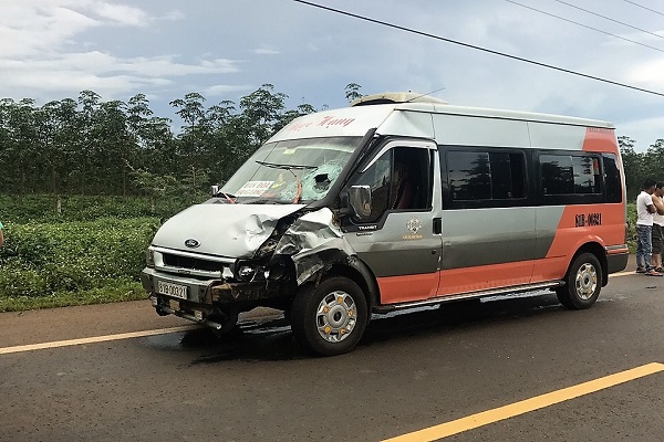 Gia Lai: Va chạm với xe khách, nam thanh niên tử vong tại chỗ - Hình 1