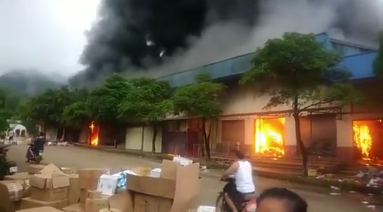 Lạng Sơn: Đang cháy lớn ở chợ Tân Thanh giáp biên giới Trung Quốc - Hình 2