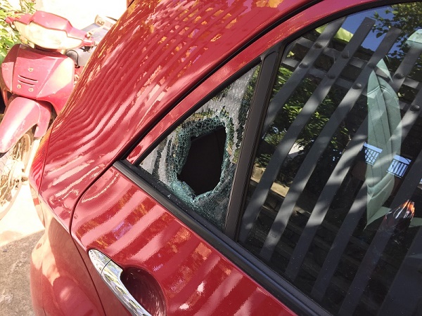 Huế: Xe ô tô bị đập vỡ cửa kính lấy trộm tài sản - Hình 1