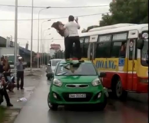 Hải Dương: Lái xe Taxi đánh cô gái khi trèo lên nóc xe - Hình 1