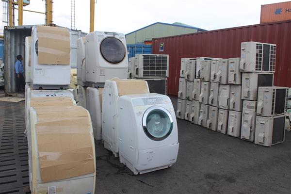 TP.HCM: Phát hiện nhiều container hàng cấm nhập khẩu ngụy trang rổ nhựa - Hình 1